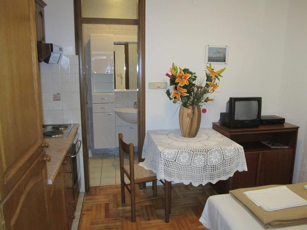 Apartments Antonia Malinska Kamer foto