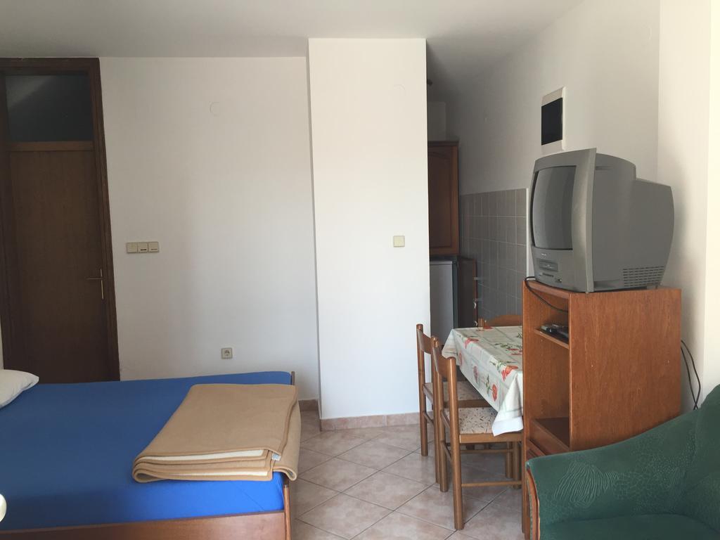 Apartments Antonia Malinska Buitenkant foto